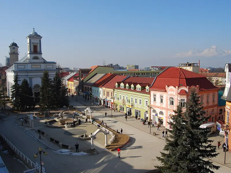 Pohľad zhora na námestie v Poprade, v pozadí Vysoké Tatry